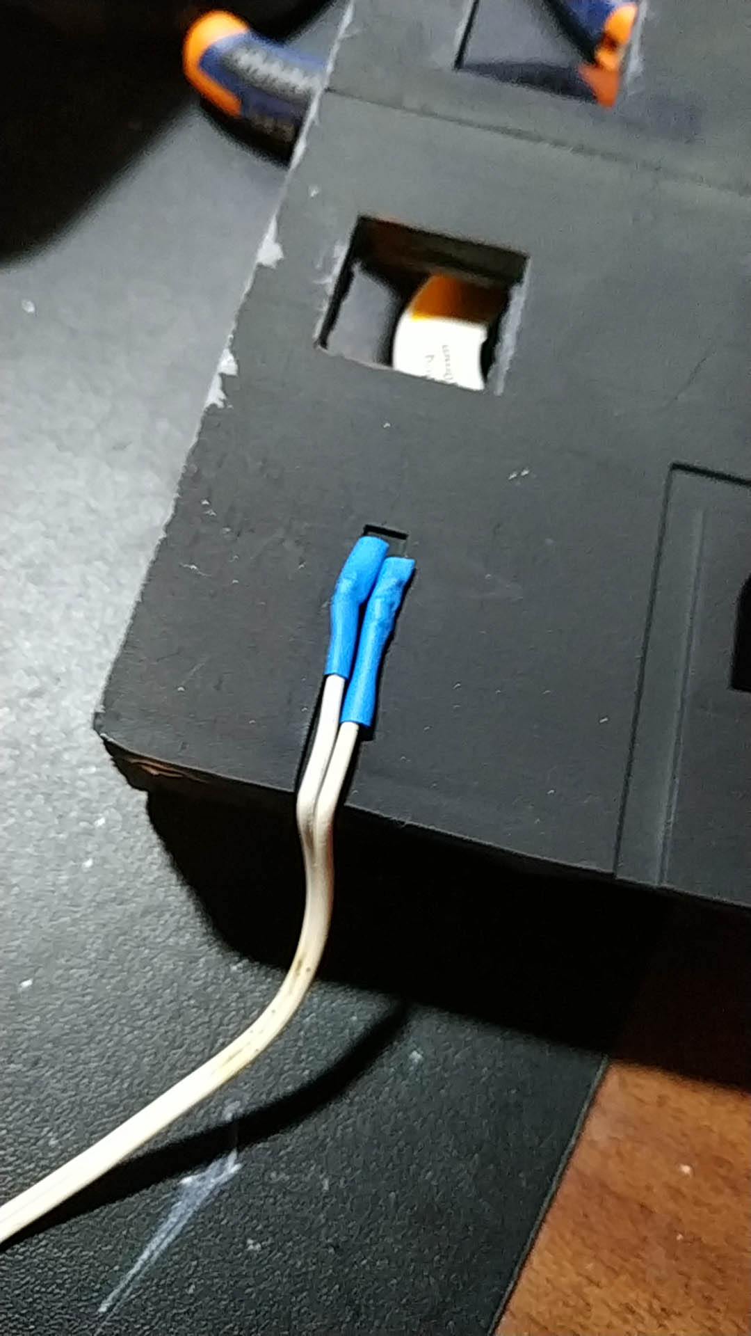 Conexiones traseras ocultas para iluminación de un diorama