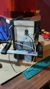 Instalación de diodo LED y cableado en la estructura interna de un diorama artesanal