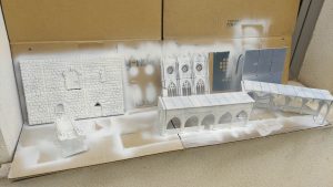 Secciones de arquitectura gótica con imprimación base listas para el proceso de pintura