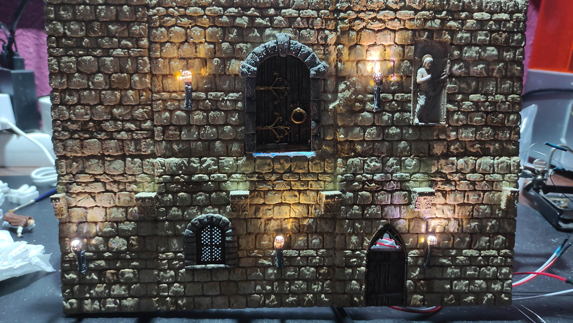 Acabado final de fachada artesanal con efectos de iluminación LED y texturas realistas