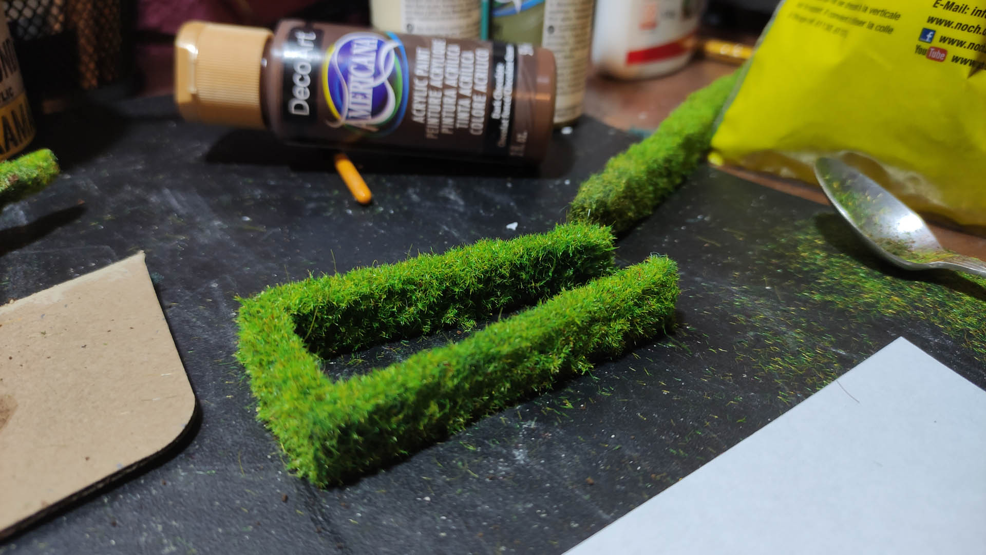 Aplicación de vegetación y césped estático para el detallado de terrenos en miniaturas