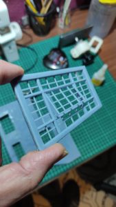 Pieza de ventana impresa en resina 3D para modelismo de autor a escala