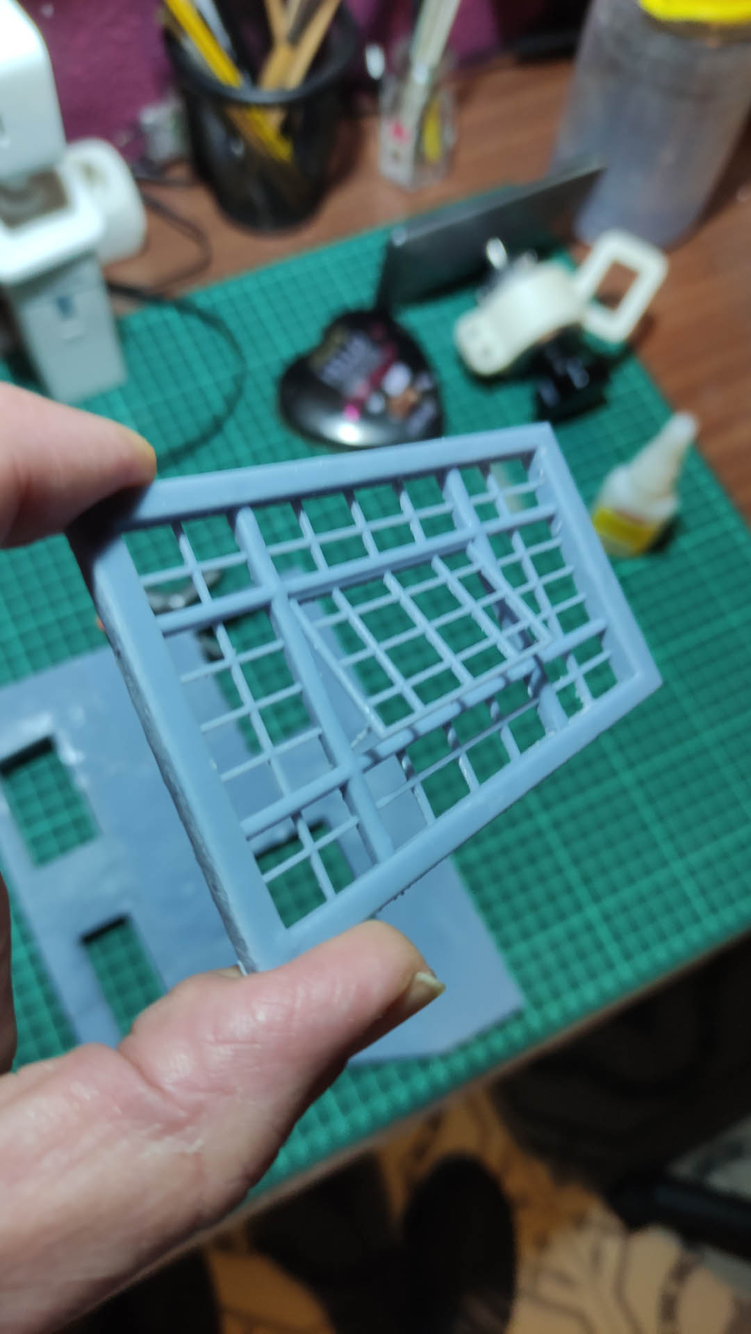 Pieza de ventana impresa en resina 3D para modelismo de autor a escala