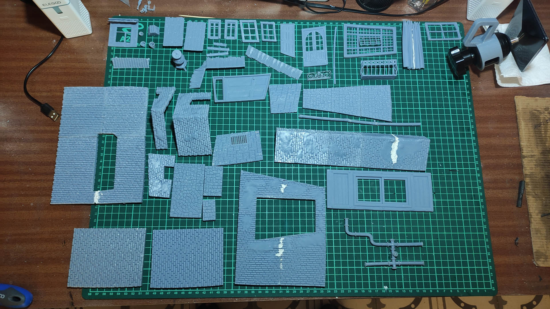 Conjunto de piezas impresas en 3D listas para el montaje de un diorama complejo