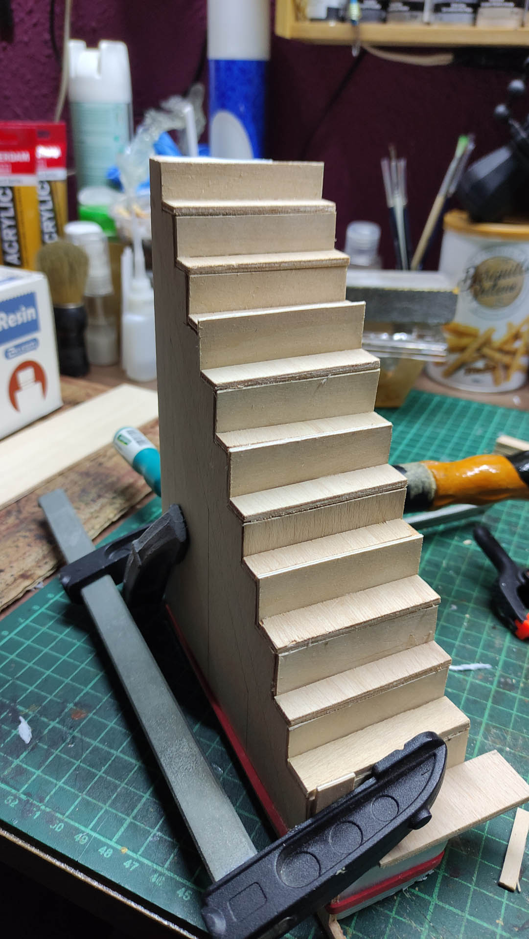 Fase de scratch building y ensamblaje de estructura artesanal