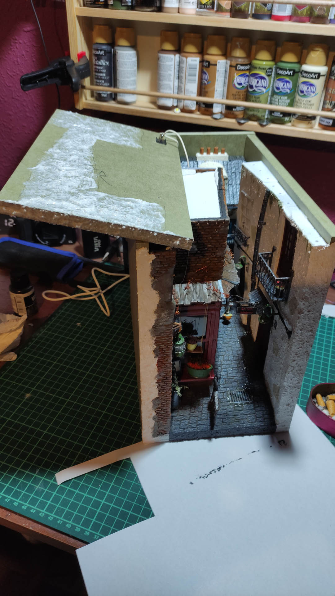 Fase de scratch building y ensamblaje de estructura artesanal