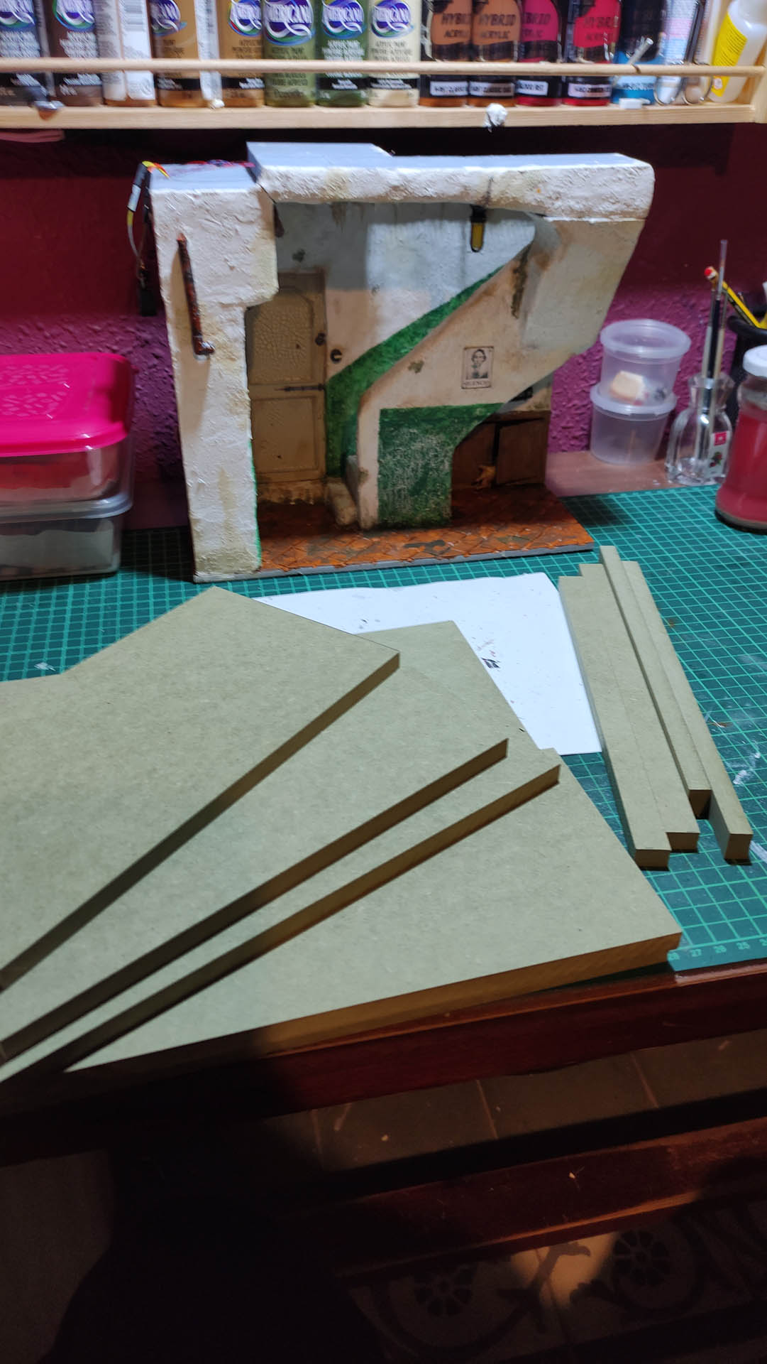 Fase de scratch building y ensamblaje de estructura artesanal