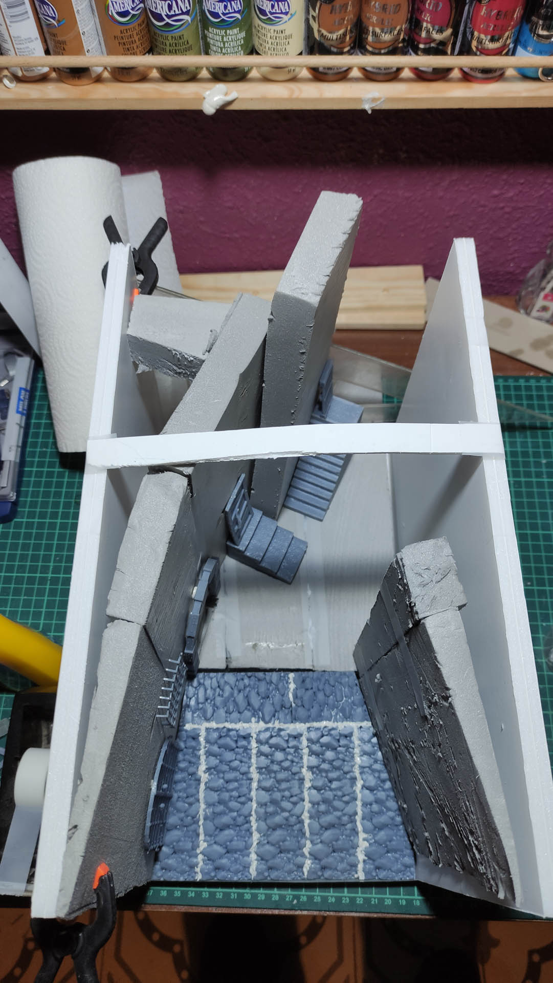 Fase de scratch building y ensamblaje de estructura artesanal