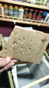 Madera tratada para techo de diorama antes de pintar