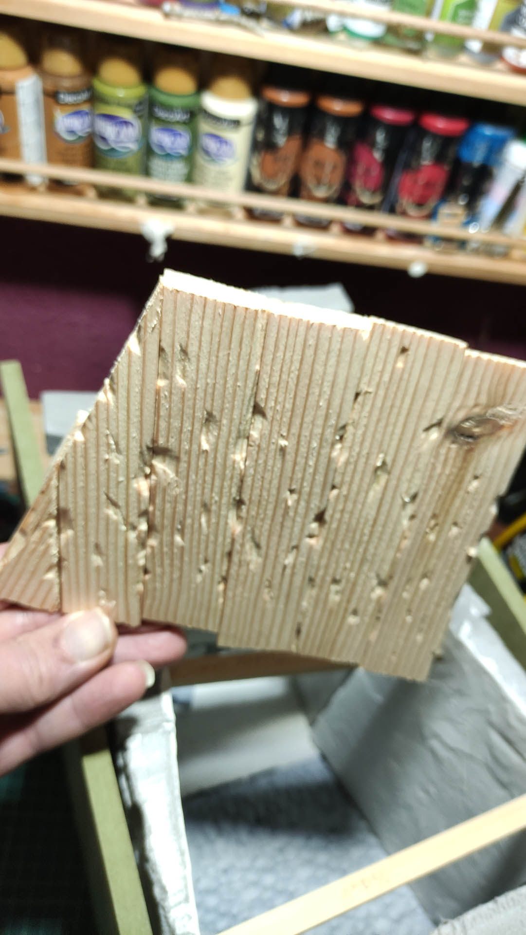 Madera tratada para techo de diorama antes de pintar