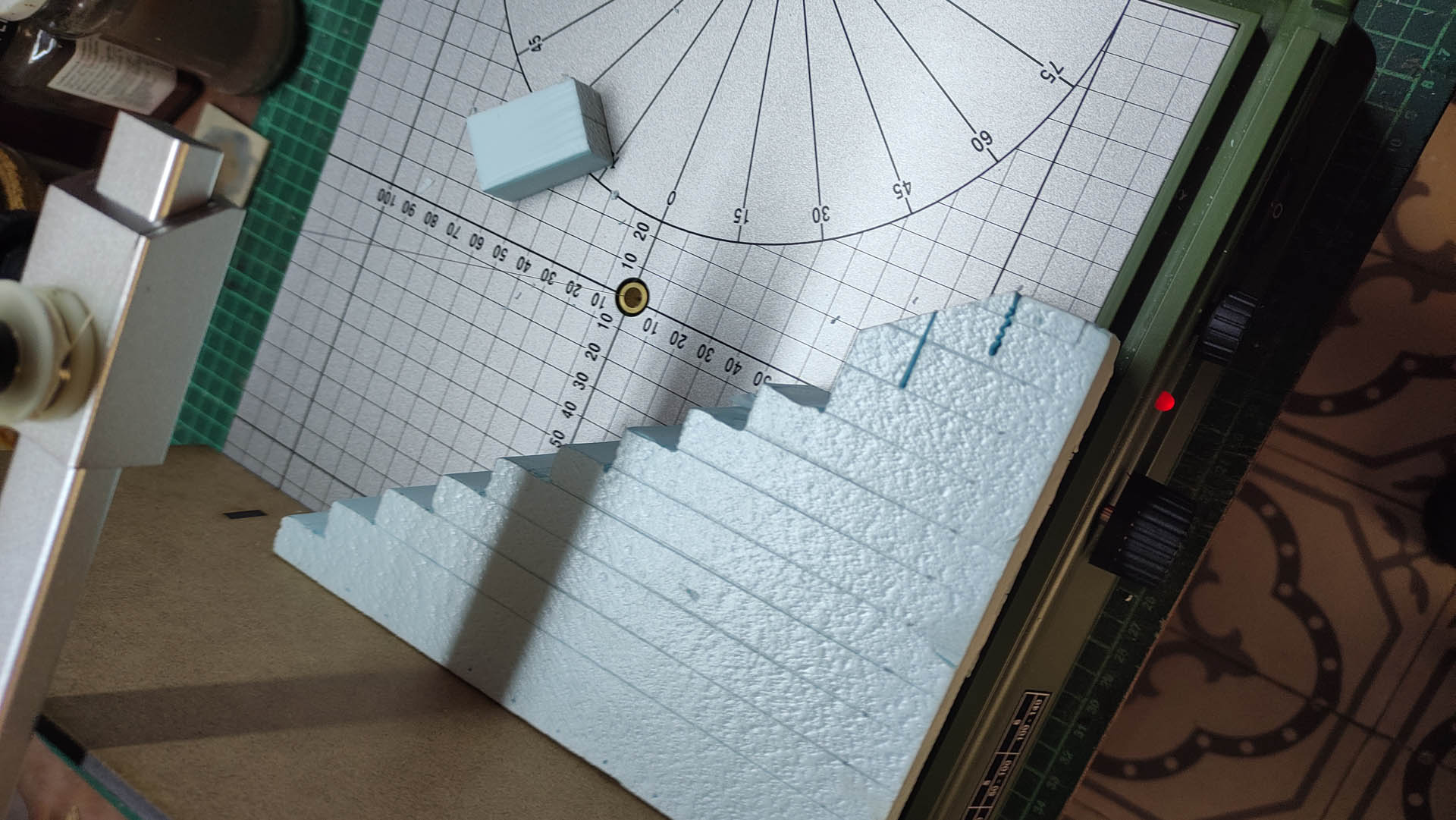 Corte artesanal de espuma rígida para la estructura base de un diorama de terror