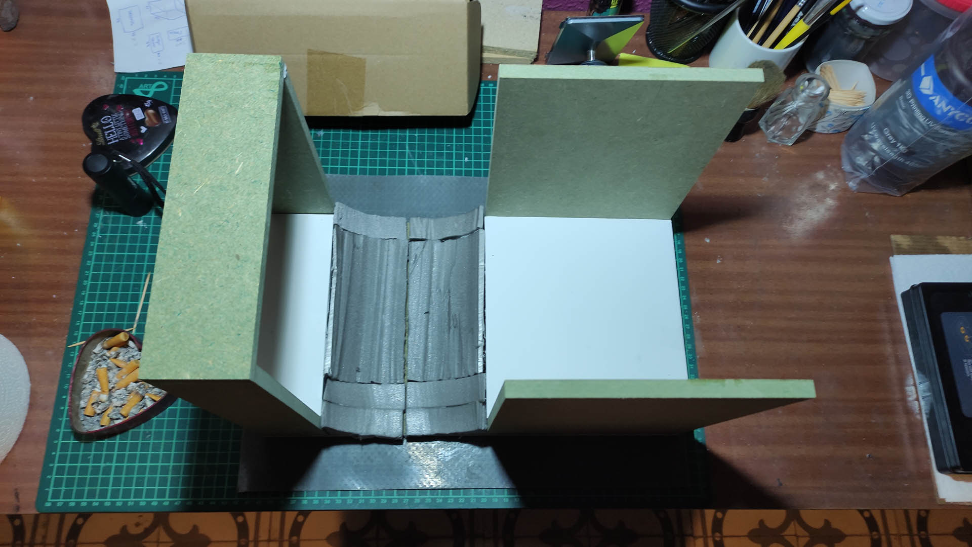 Fase de scratch building y ensamblaje de estructura artesanal