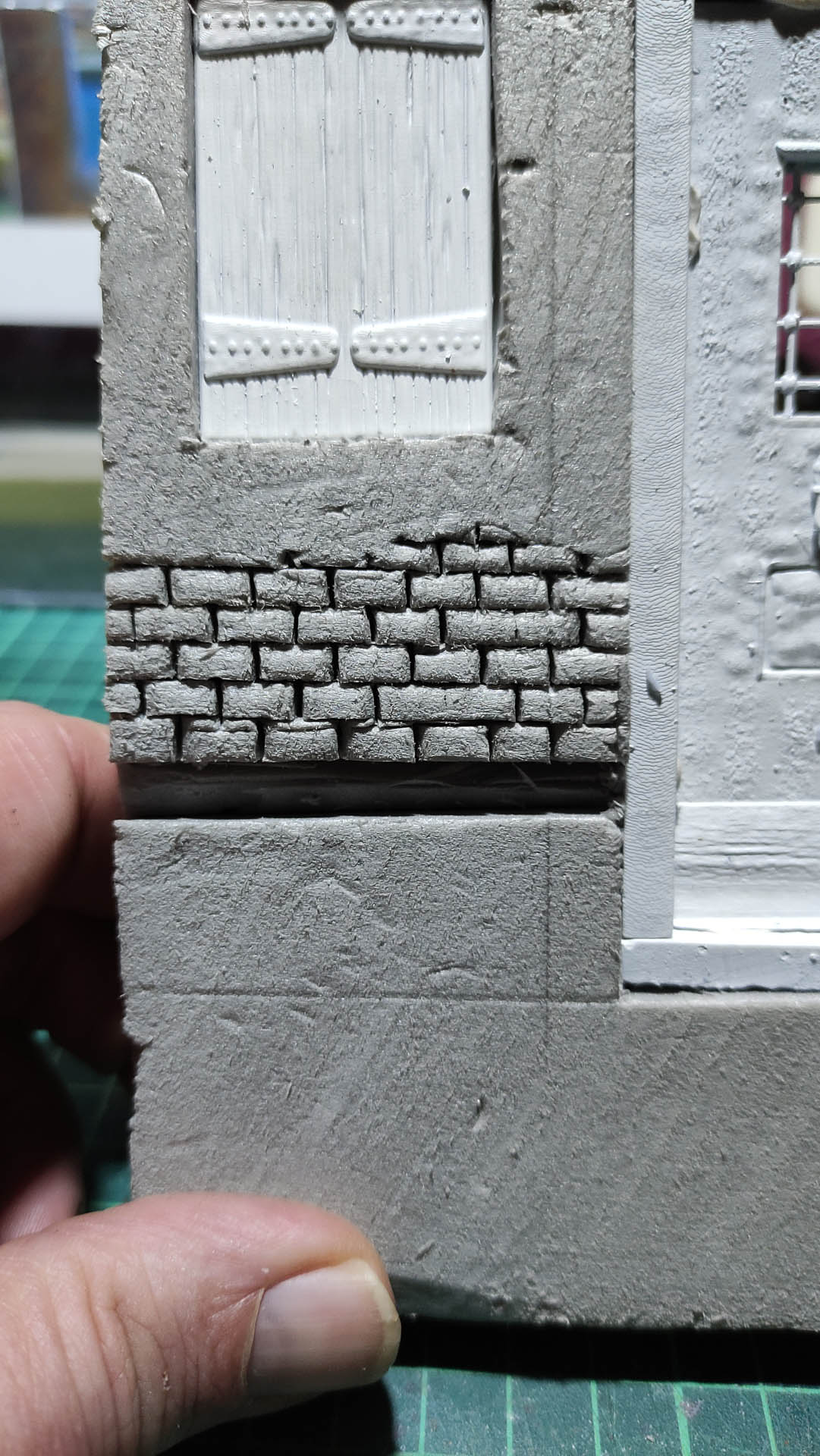 Técnica de texturizado manual en paredes y muros para lograr acabados realistas en miniaturas de terror