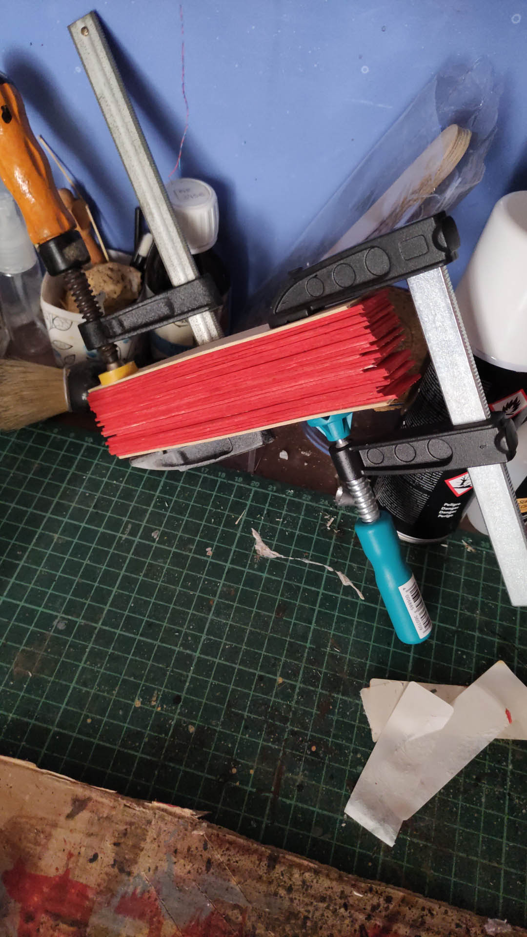 Fase de scratch building y ensamblaje de estructura artesanal