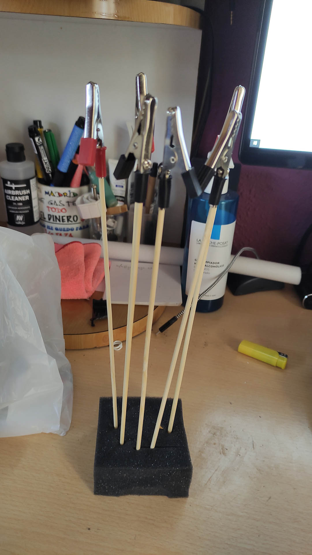 Proceso de creación de diorama artesanal: fase de construcción y modelado utilizando técnicas de impresión 3D en resina, tallado manual y pintura detallada en miniatura