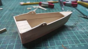 Fase de scratch building y ensamblaje de estructura artesanal