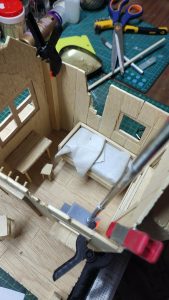 Fase de scratch building y ensamblaje de estructura artesanal