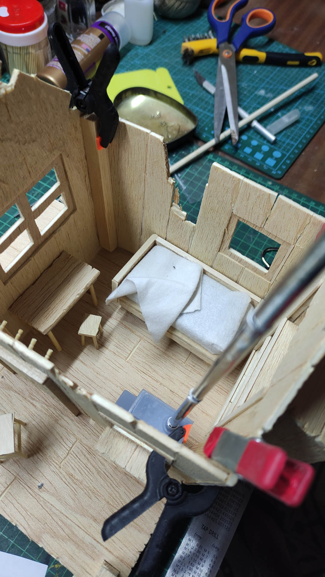 Fase de scratch building y ensamblaje de estructura artesanal