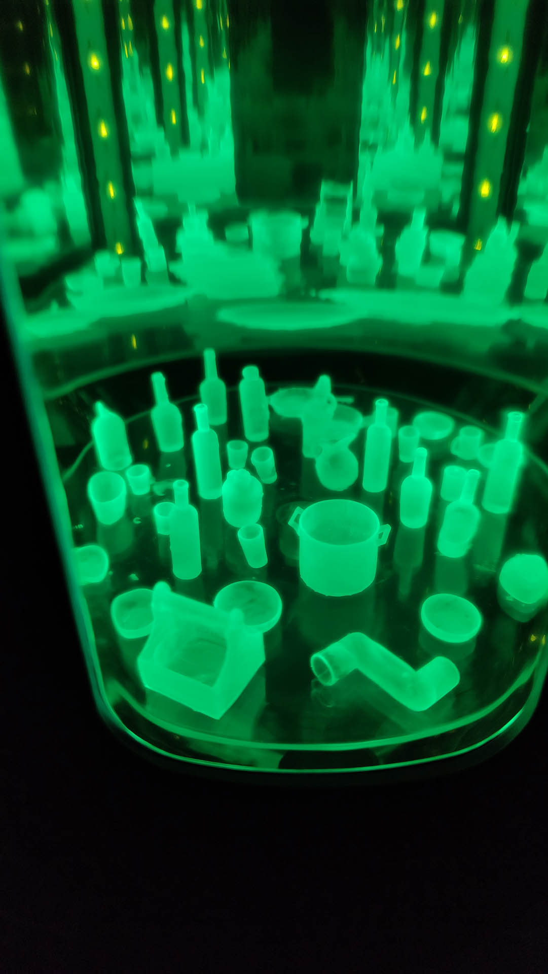 Proceso de curado de piezas de resina UV bajo luz ultravioleta en el taller