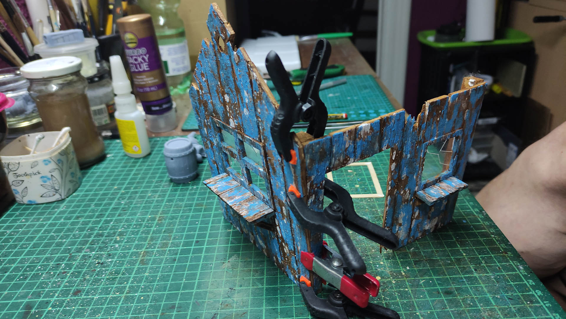 Fase de scratch building y ensamblaje de estructura artesanal