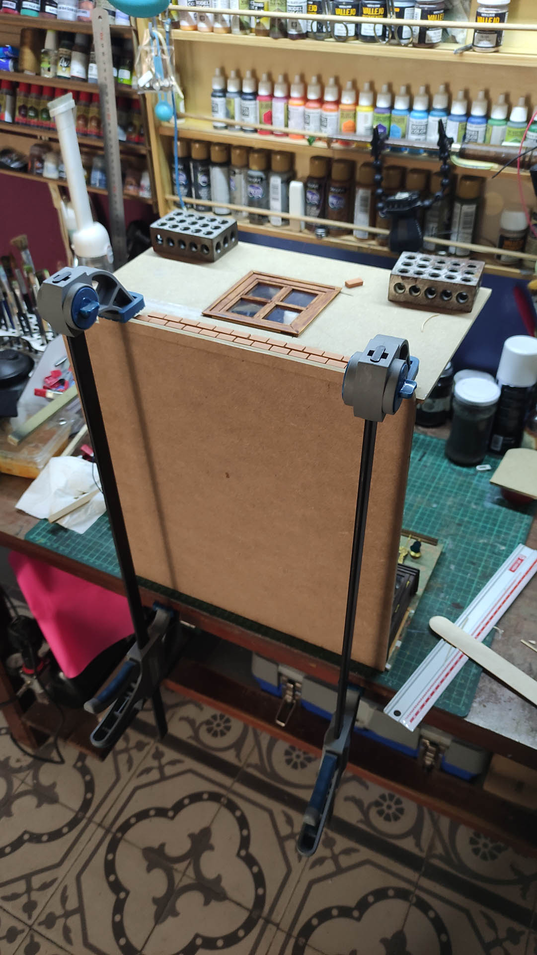 Fase de scratch building y ensamblaje de estructura artesanal