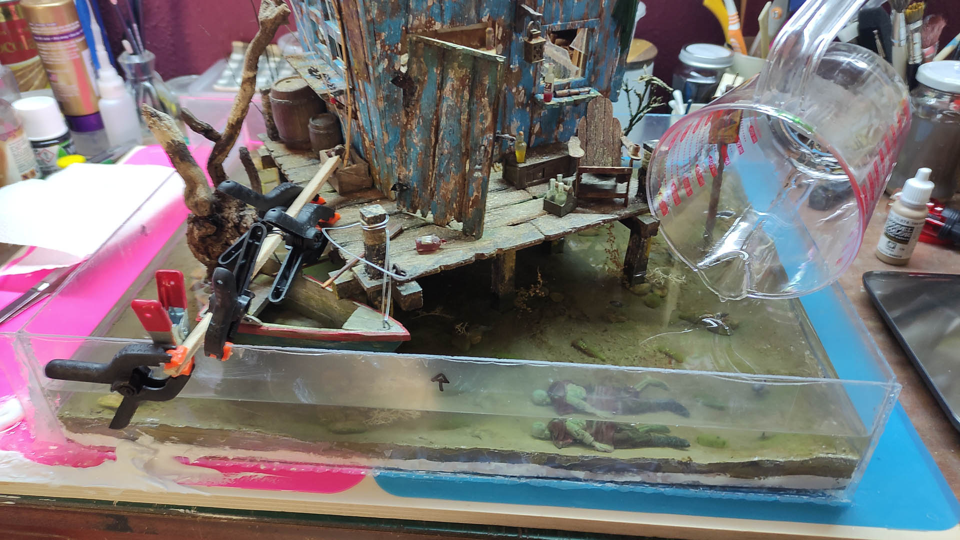 Proceso de creación de agua realista con resina epoxi en el diorama artesanal La Cabaña del Pantano