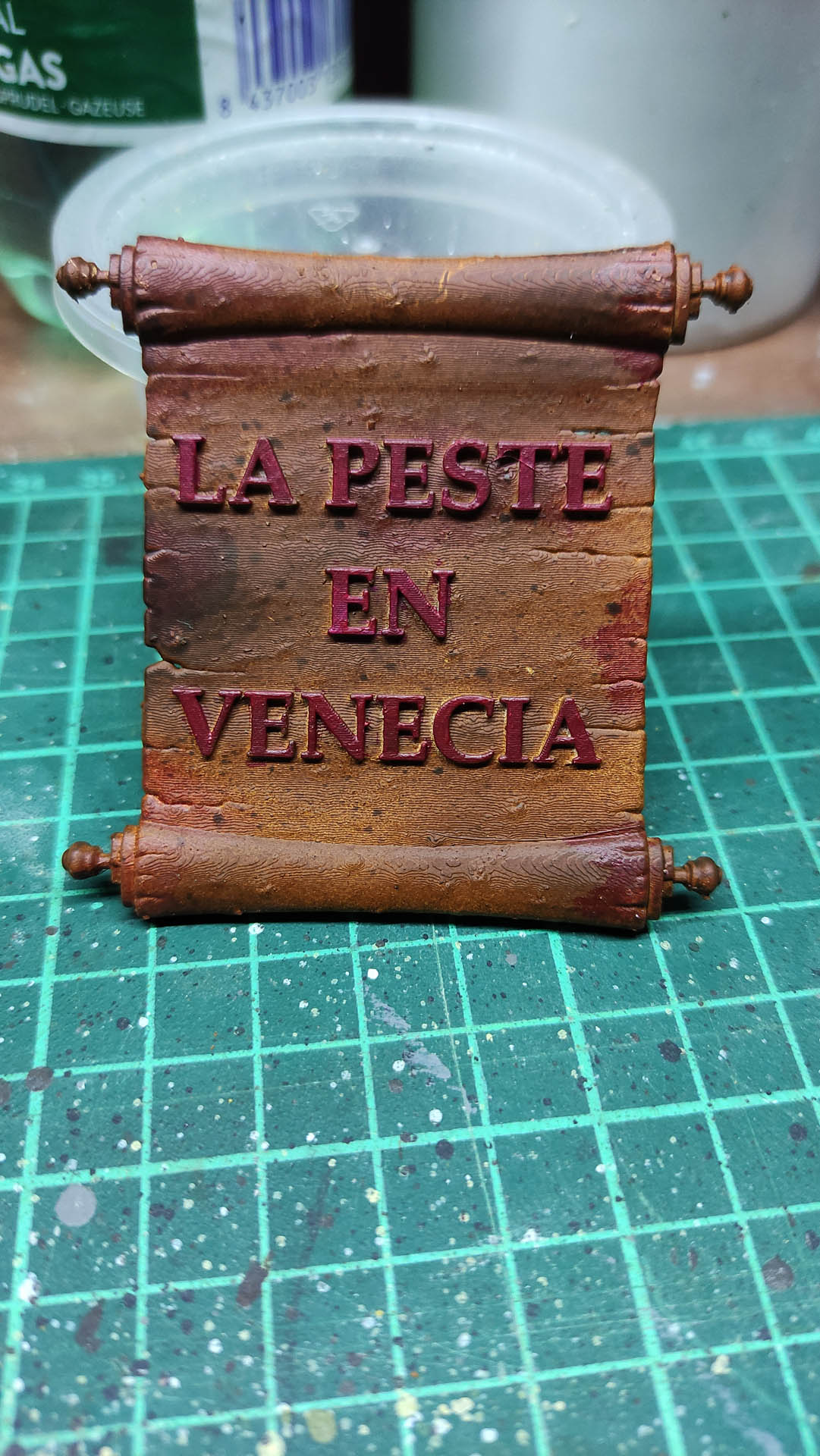 Miniatura de pergamino antiguo con el título La Peste en Venecia para diorama histórico