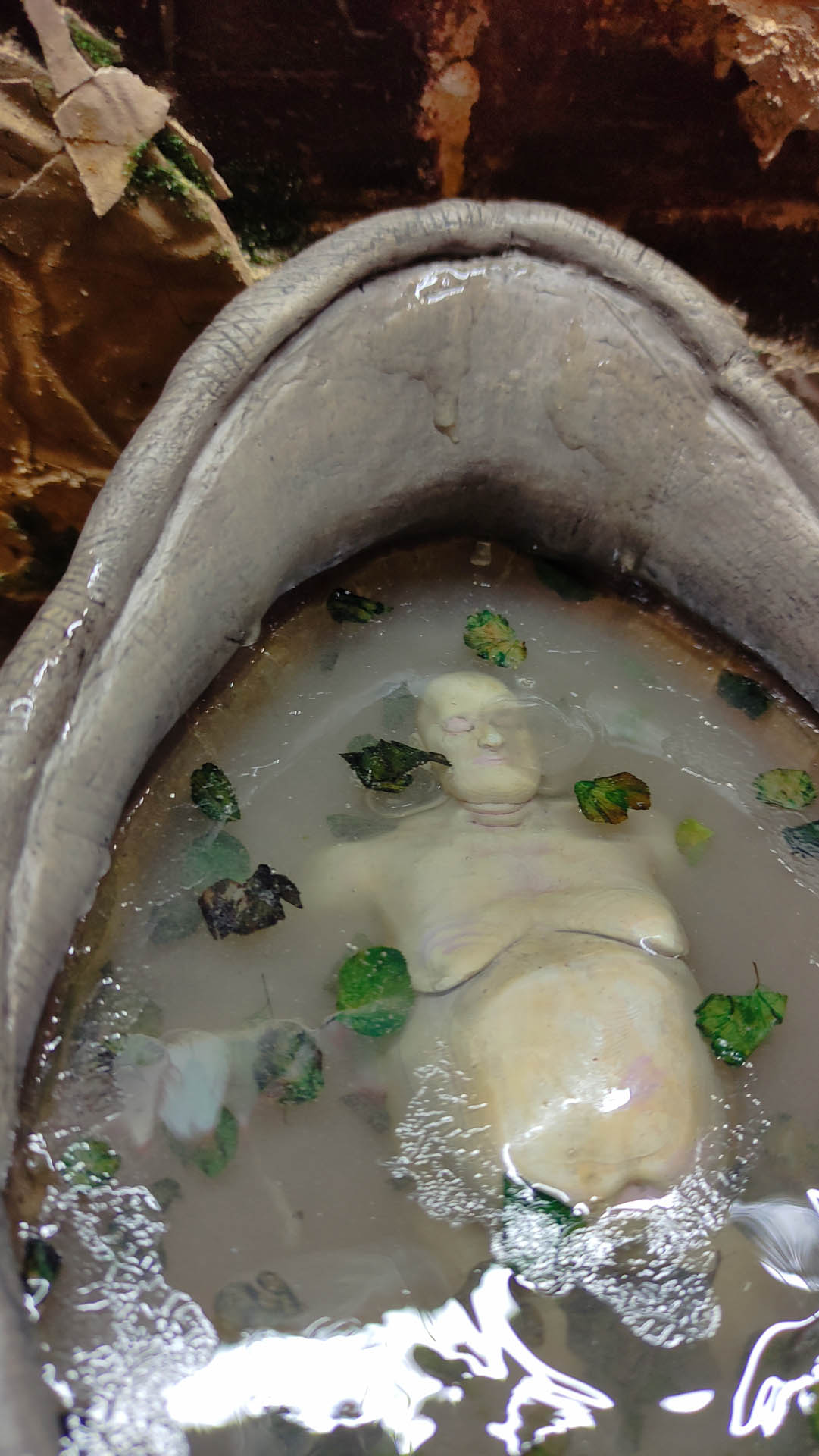 Escena de miniatura de terror que muestra al monje Berengario ahogado en una bañera, inspirado en El Nombre de la Rosa