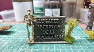Letrero de piedra con esqueleto en miniatura para diorama Lugares Secretos de la Inquisición