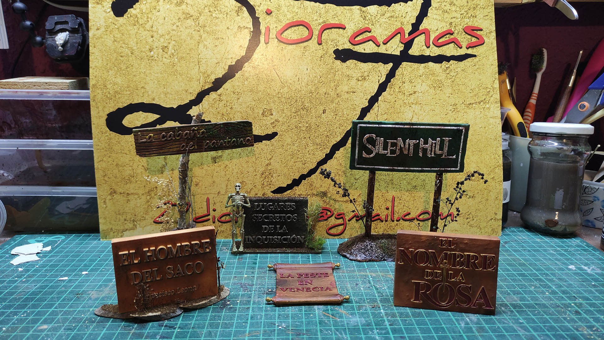 Colección de carteles y placas identificativas artesanales para exposiciones de miniaturas de 27 Dioramas