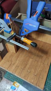 Fase de scratch building y ensamblaje de estructura artesanal