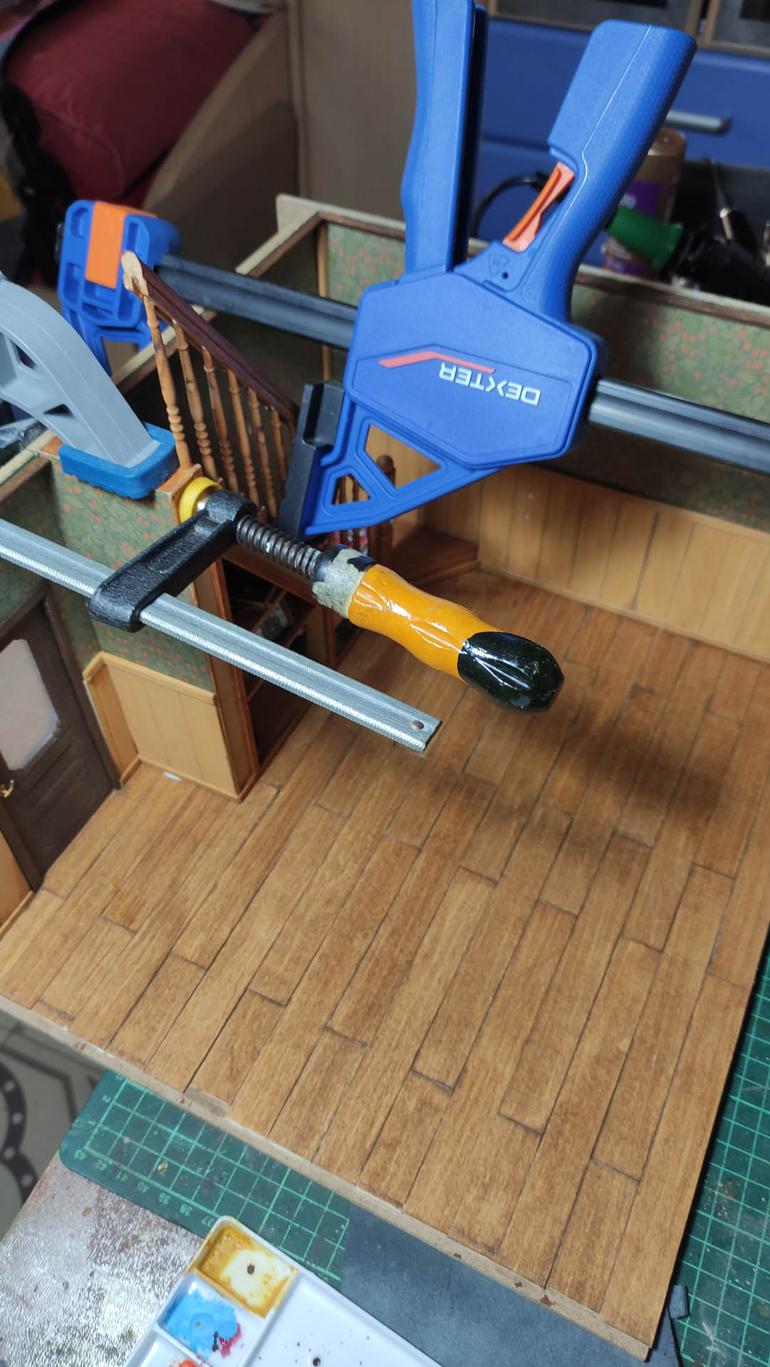 Fase de scratch building y ensamblaje de estructura artesanal