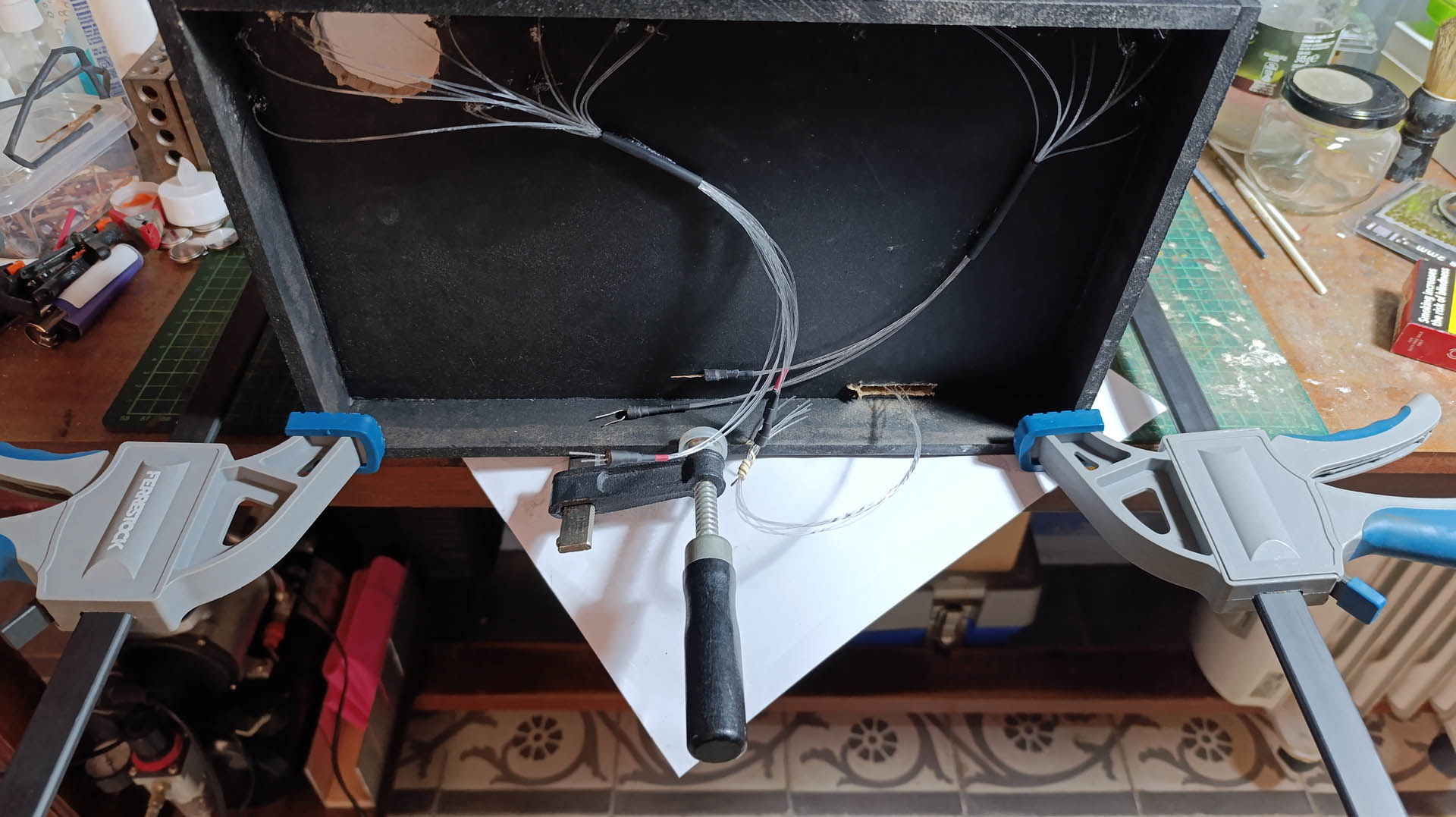 Uso de fibra óptica para simular puntos de luz y efectos ambientales en maquetas de autor