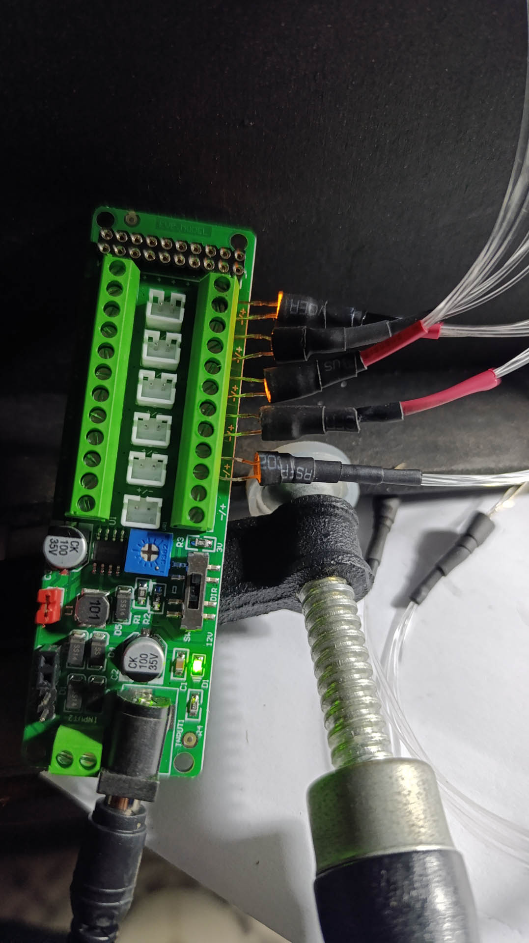 Detalle de placa de control y conexiones para el sistema de iluminación de 27dioramas