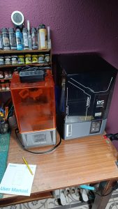 Dos impresoras 3D de resina Elegoo Mars en el taller de 27 Dioramas para la fabricación de miniaturas de alta precisión