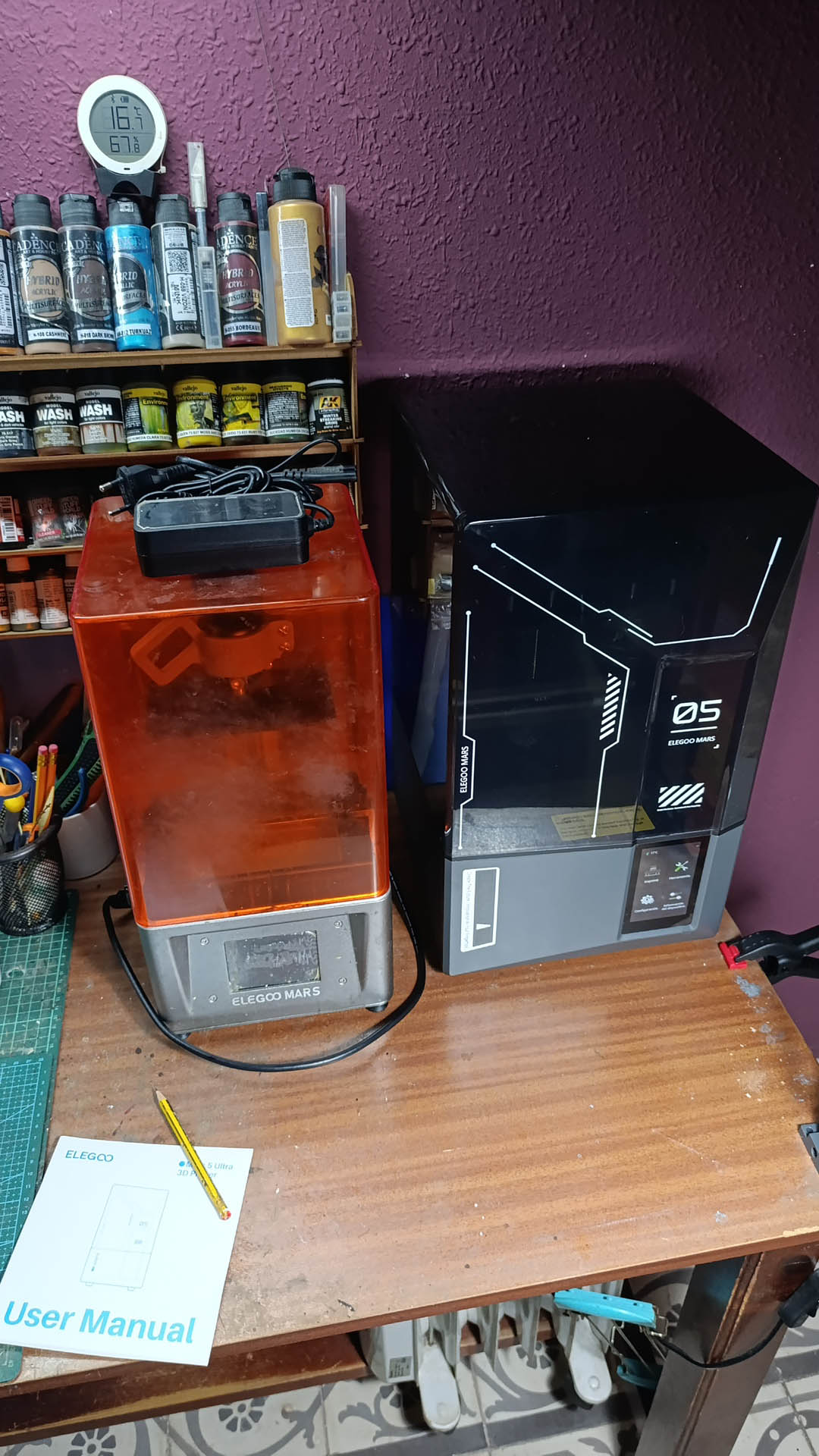 Dos impresoras 3D de resina Elegoo Mars en el taller de 27 Dioramas para la fabricación de miniaturas de alta precisión