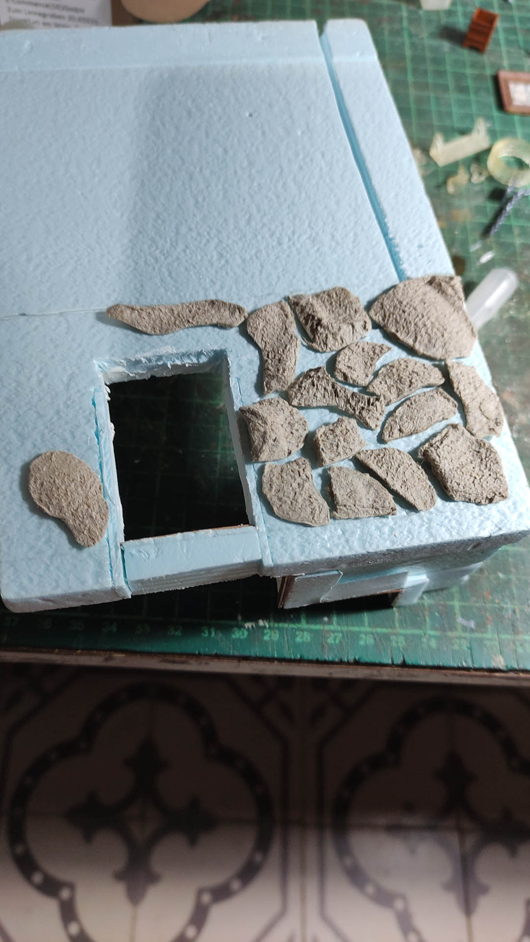 Fase de scratch building y ensamblaje de estructura artesanal