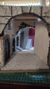 Diorama del hombre del saco, Diseñado artesanalmente usando madera, yeso, poliestireno, resina uv e iluminación led.