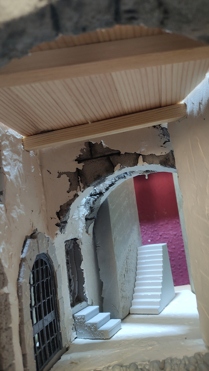 Diorama del hombre del saco, Diseñado artesanalmente usando madera, yeso, poliestireno, resina uv e iluminación led.