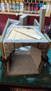 Diorama del hombre del saco, Diseñado artesanalmente usando madera, yeso, poliestireno, resina uv e iluminación led.