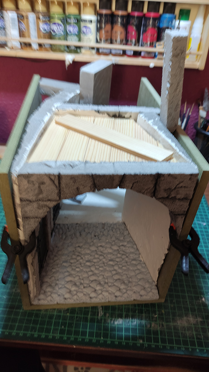 Diorama del hombre del saco, Diseñado artesanalmente usando madera, yeso, poliestireno, resina uv e iluminación led.