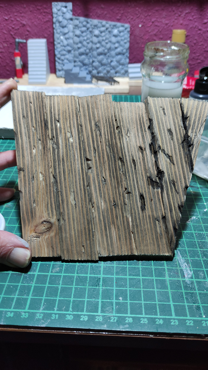 Diorama del hombre del saco, Diseñado artesanalmente usando madera, yeso, poliestireno, resina uv e iluminación led.