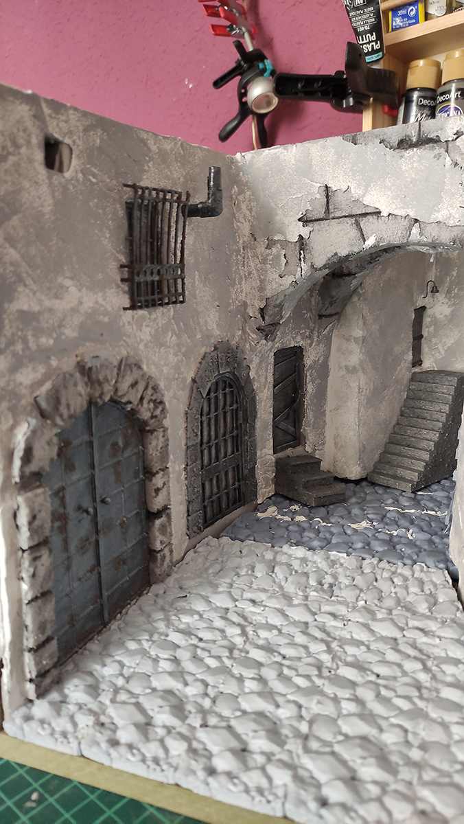 Diorama del hombre del saco, Diseñado artesanalmente usando madera, yeso, poliestireno, resina uv e iluminación led.