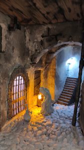 Diorama del hombre del saco, Diseñado artesanalmente usando madera, yeso, poliestireno, resina uv e iluminación led.