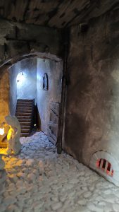 Diorama del hombre del saco, Diseñado artesanalmente usando madera, yeso, poliestireno, resina uv e iluminación led.