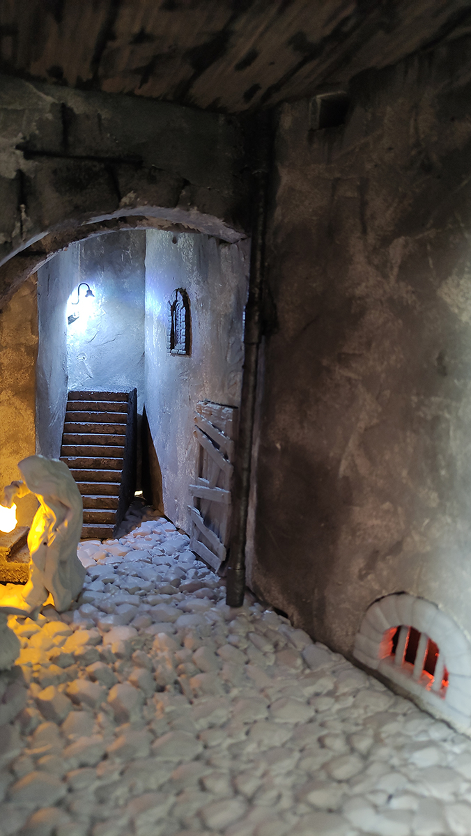 Diorama del hombre del saco, Diseñado artesanalmente usando madera, yeso, poliestireno, resina uv e iluminación led.