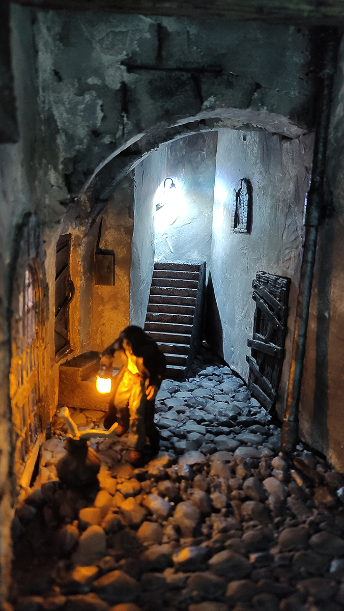 Diorama del hombre del saco, Diseñado artesanalmente usando madera, yeso, poliestireno, resina uv e iluminación led.