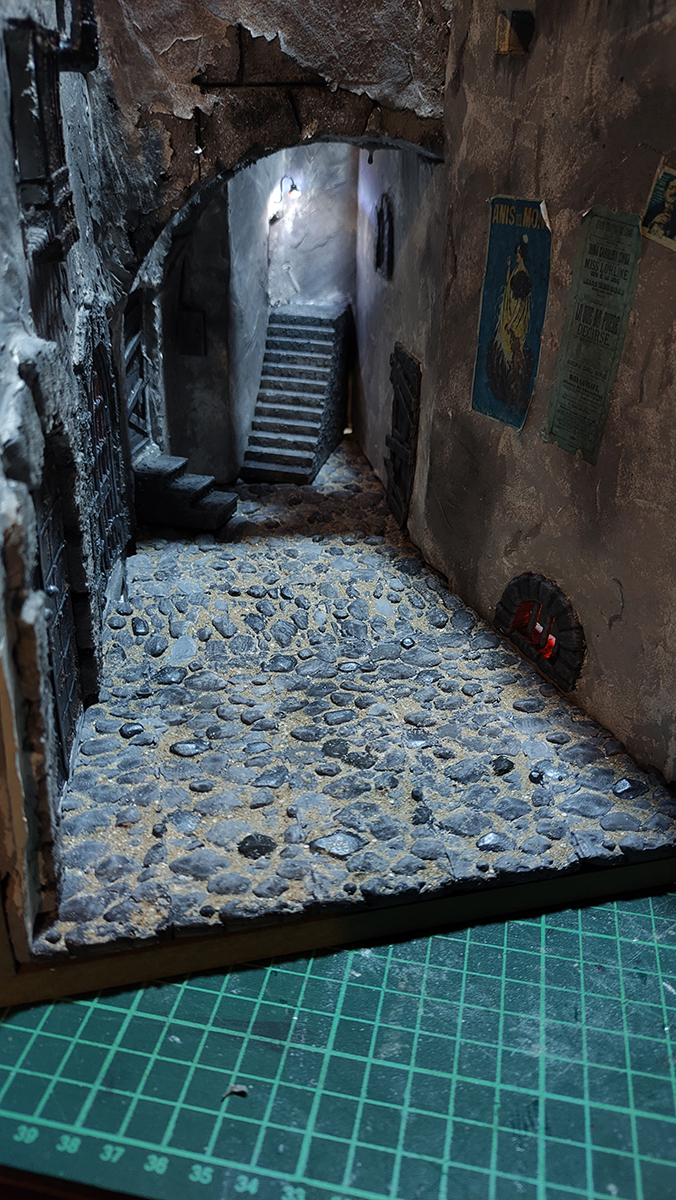 Diorama del hombre del saco, Diseñado artesanalmente usando madera, yeso, poliestireno, resina uv e iluminación led.