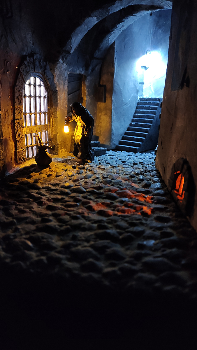 Diorama del hombre del saco, Diseñado artesanalmente usando madera, yeso, poliestireno, resina uv e iluminación led.