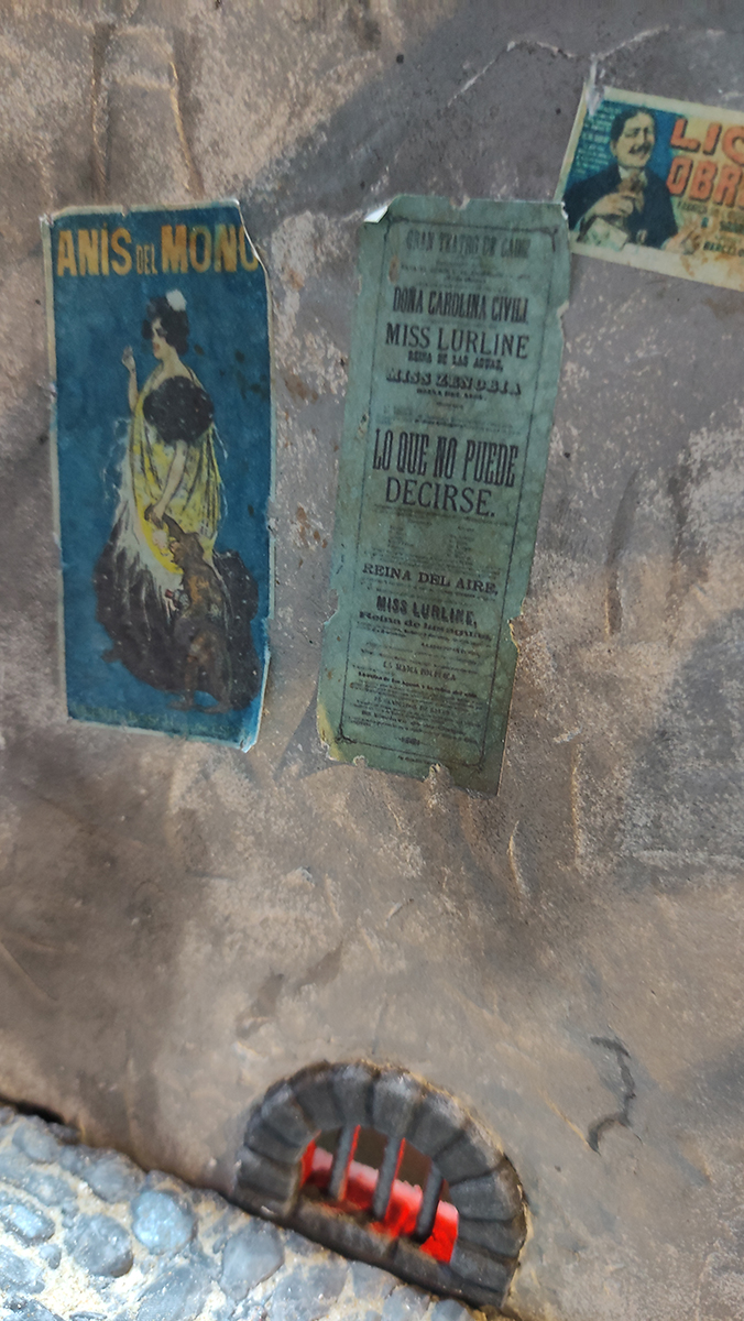 Diorama del hombre del saco, Diseñado artesanalmente usando madera, yeso, poliestireno, resina uv e iluminación led.